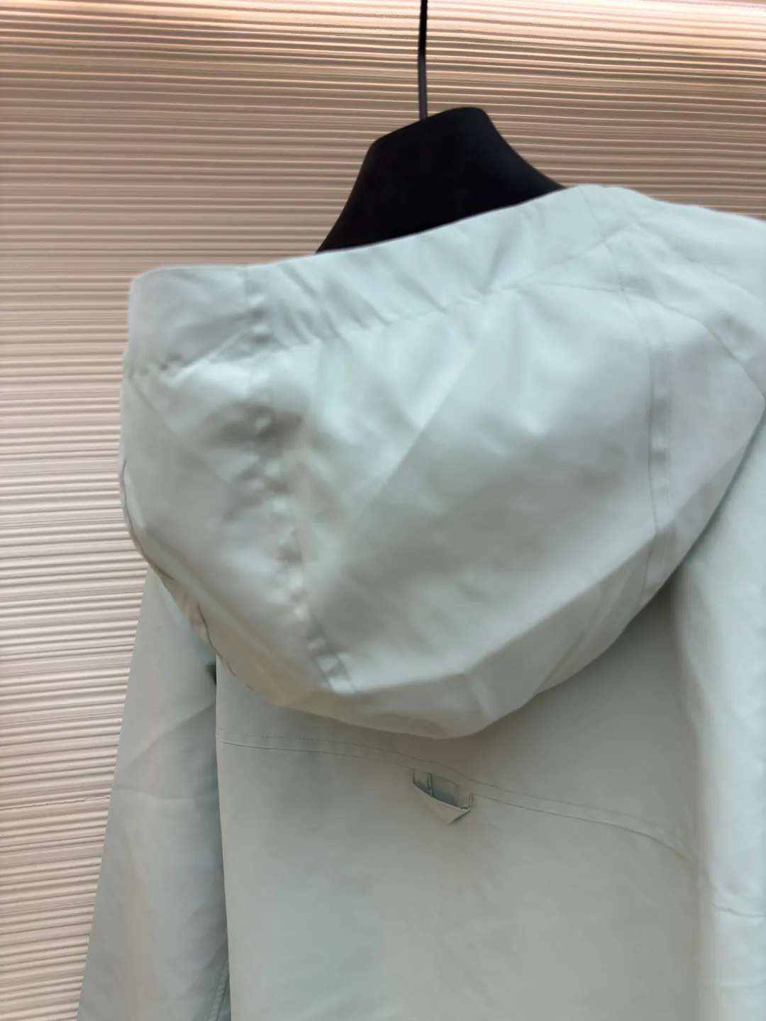 LOUIS VUITTON double-sided windproof pin jacket ●Authentic product: purchased and developed for 22800 ●Item number: 1680473-C55 ●Fabric: polyester fiber fabric ●Technology: jacquard ●Version: fitted version ●Weight: about 565 grams ●Size: 44-46-48-50 ●Description: The solid color fabric is made of nylon encrypted matt twill fabric, and the jacquard fabric on the other side is made of 50D nylon yarn-dyed jacquard fabric. The solid color front panel is laser-burned, hand-made of white copper, with a triangle pin with logo and glossy finish. The front panel pocket uses a hardware keychain to hang a folding clothing tag, and the jacquard letters on the front chest placket are made of single-piece flowing pure It is cut by hand to restore the flower, and all the pieces are numbered. The pockets are also cut with the restored flower number. The fabric is relatively light and silky, and it takes time to cut accurately. The front and center are equipped with a double-circulation puller 5# orbital zipper. The hem and the hood are worn with spiral elastic ropes with ring anti-slip buckles, square pig nose buckles with logo, and all holes are punched with hardware and logo on the cloth-colored cornrows.
